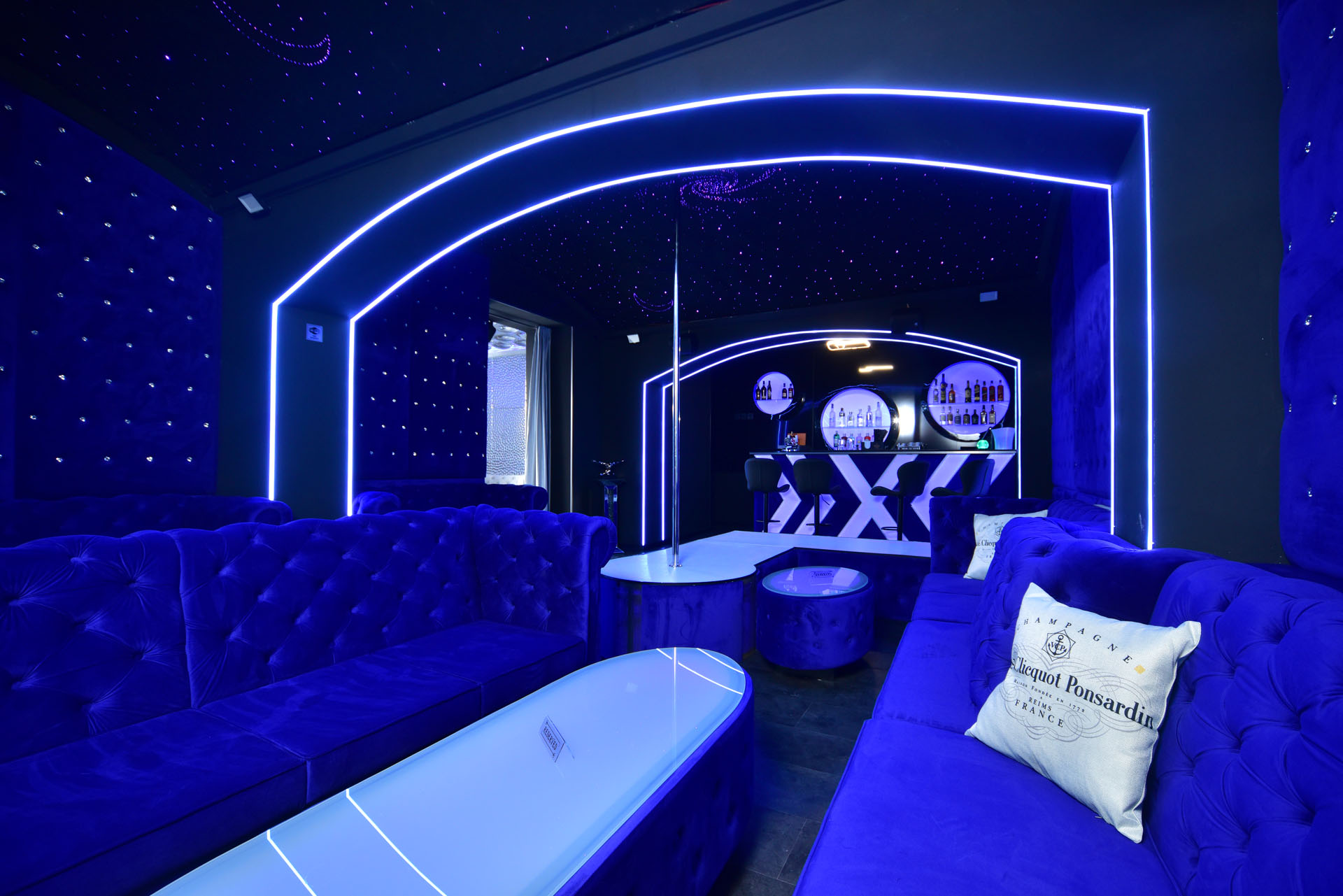 Bar v Blue Funny — neonové oblouky, chesterfield gauče a Veuve Clicquot atmosféra